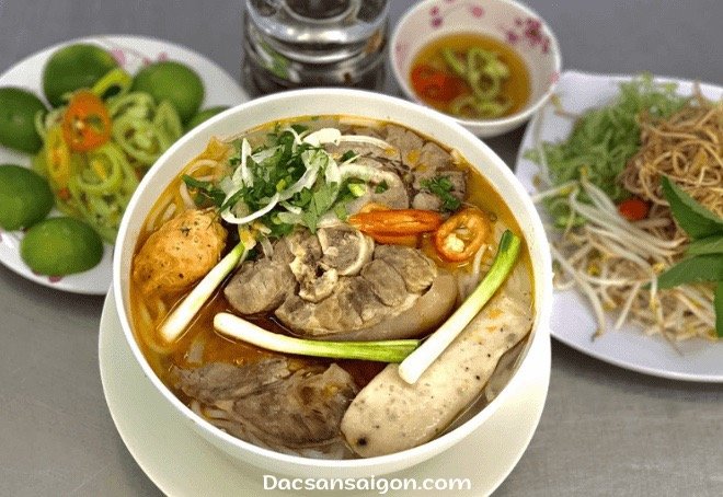 Một tô bún bò chân giò ú ụ