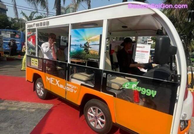 Xe điện du lịch Buggy có đặc trưng màu cam và màu trắng